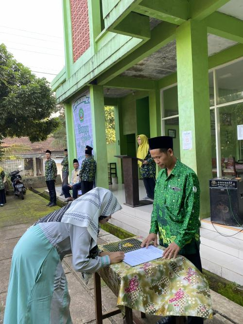 PENERIMAAN PESERTA DIDIK BARU DENGAN KEPALA SEKOLAH DAN WALIMURID